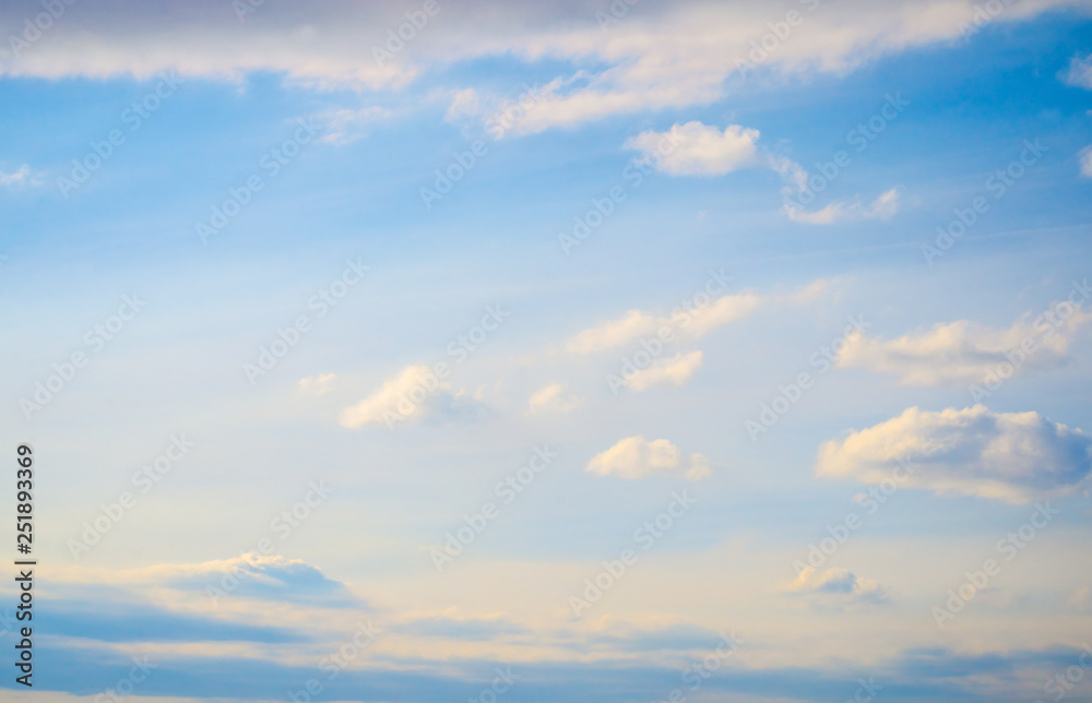 Obraz premium Clouds in the sky at sunset