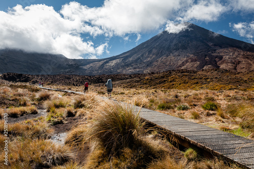 Randonneurs sur le sentier du Tongariro Alpine Crossing, devant le 