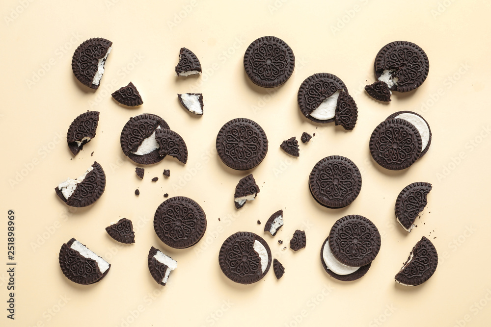 Ταπετσαρία Tasty chocolate cookies with cream on color background, flat lay