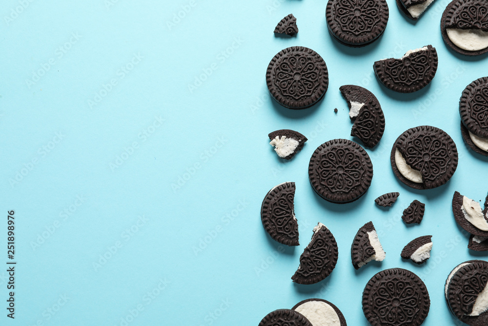 Ταπετσαρία Tasty chocolate cookies with cream on color background, flat lay