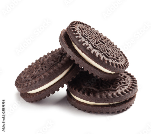 Photos Tasty chocolate cookies with cream on white background