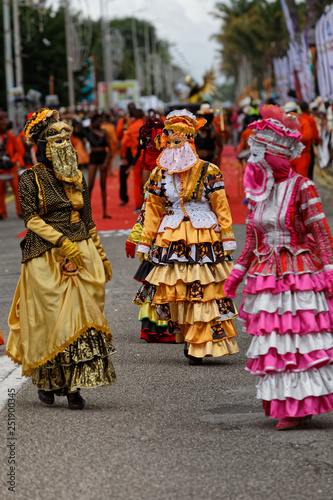 Les belles touloulous : une tradition guyanaise à la parade du littoral de Kourou en Guyane française