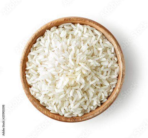 Photo wooden bowl of raw rice