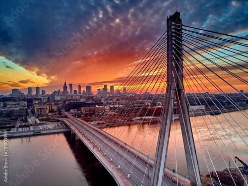Piękny panoramiczny widok zachodu słońca drona z lotu ptaka do centrum Warszawy z wieżowcami i Mostem Świętokrzyskim (En: Most Świętokrzyski) - to most wantowy nad Wisłą w Warszawie