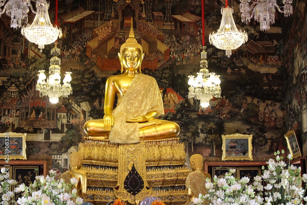 Obraz premium Ornate golden Buddha statue at Wat Arun Bangkok Thailand 