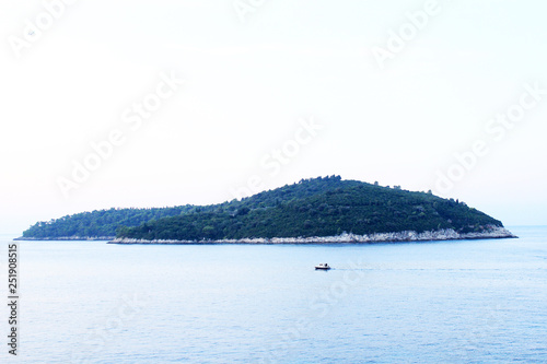 クロアチア　早朝のロクルム島 © kiyopayo