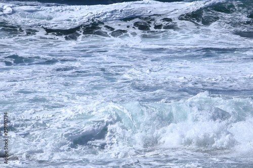 Mare in tempesta che si infrange sugli scogli photo