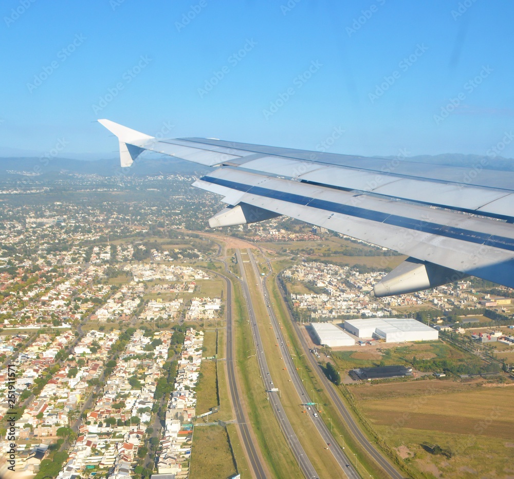 Ciudad vista desde la ventana de un avion