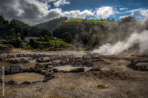 vapor água quente a sair da terra vulcânica