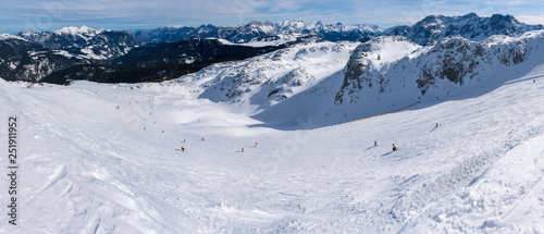Aussicht von Waidring Steinplatte Winter Panorama mit Skipiste © lexpixelart