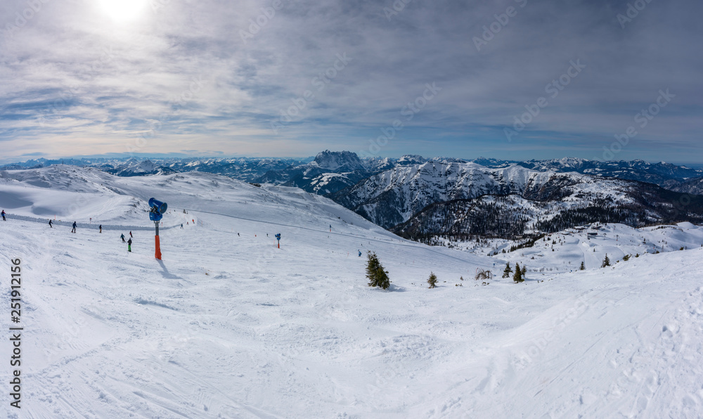 Aussicht von Waidring Steinplatte Winter Panorama mit Schneekanone