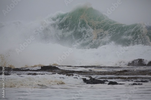 Obraz na płótnie Amazing backwash waves at Snapper Rocks during Cyclone Oma, Gold Coast Australia w salonie