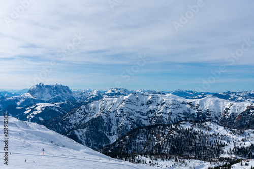 Aussicht von Waidring Steinplatte auf Winterlandschaft mit Schipiste und Schifahrer