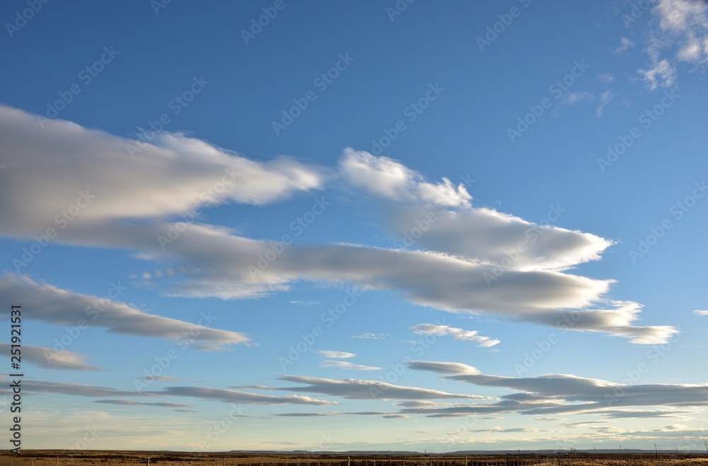 Obraz premium hermoso cielo azul con nubes al atardecer