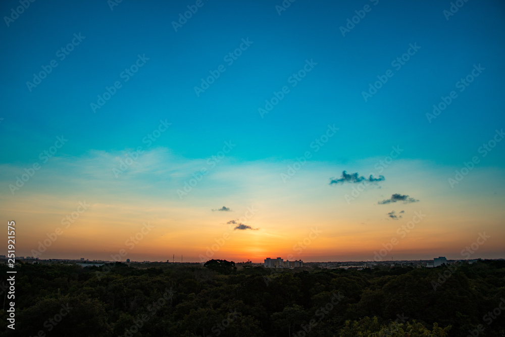 Obraz premium sunset over green field