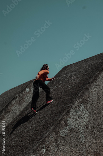 Mujer subiendo photo