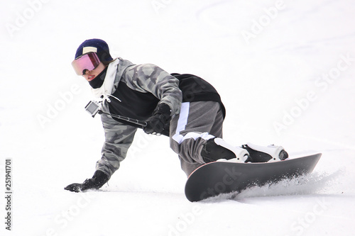 アクションカメラを使う女性スノーボーダー