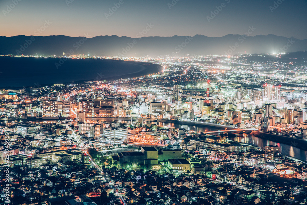 Fototapeta premium 夕暮れ時の沼津市街の眺望