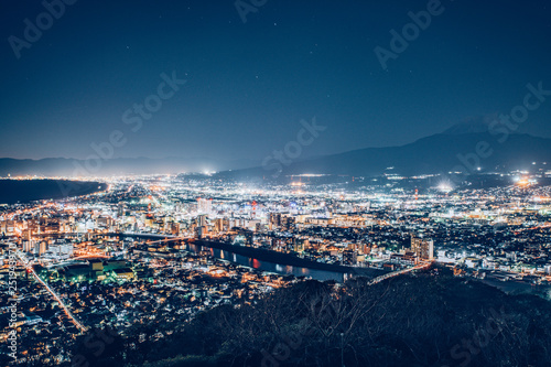 夕暮れ時の沼津市街の眺望 © Mugen images