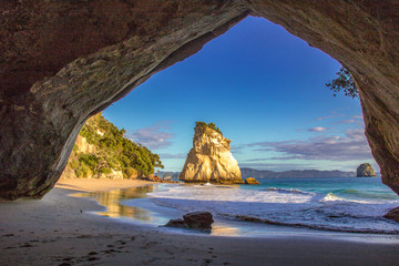 Poster Cathedral Cove Cathedral Cove grot Coromandel Nieuw-Zeeland  © Dustin