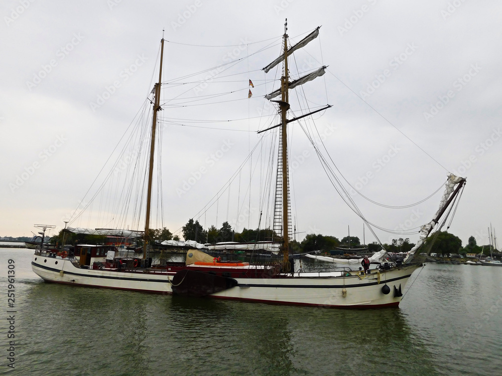 Das Segelschiff auf der See