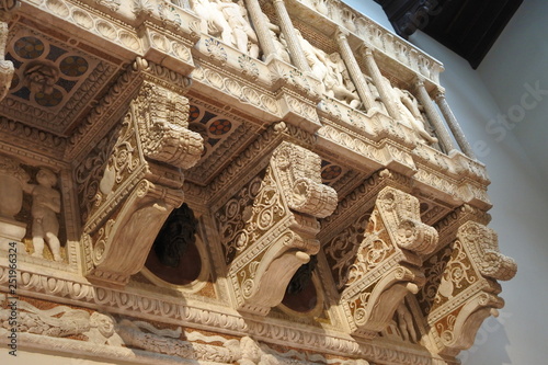 фотографія Architectural element with stone relief
