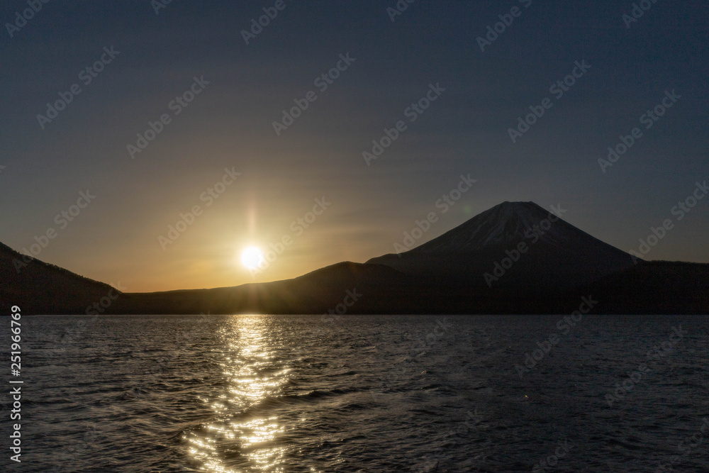本栖湖の日の出 本栖湖の日の出