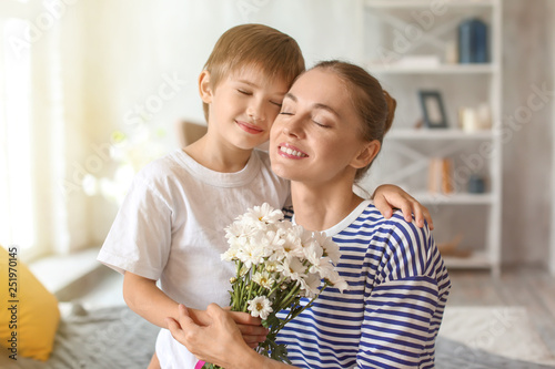 Mother receiving flowers fr...