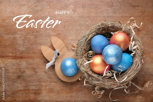 Nest with Easter eggs on wo...