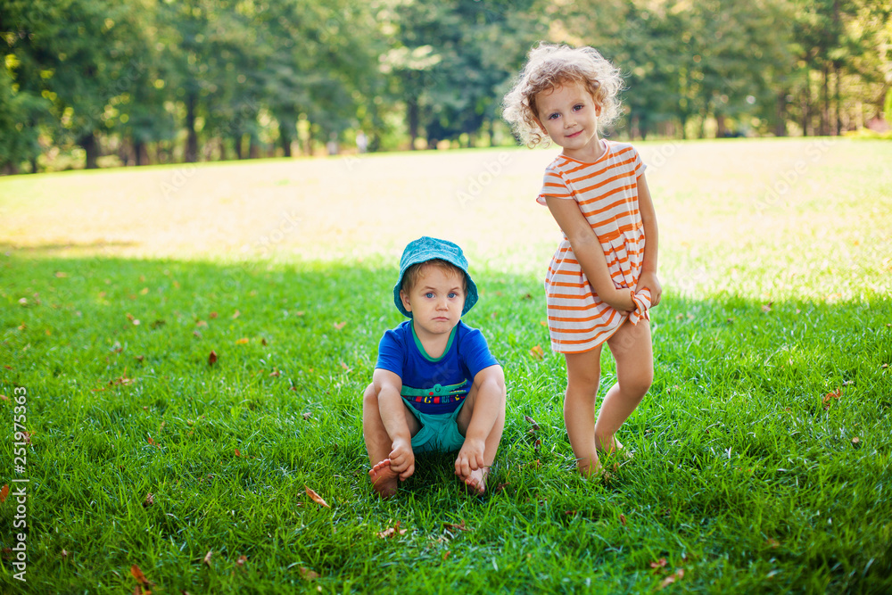 Fototapeta premium Childrens going in spring field