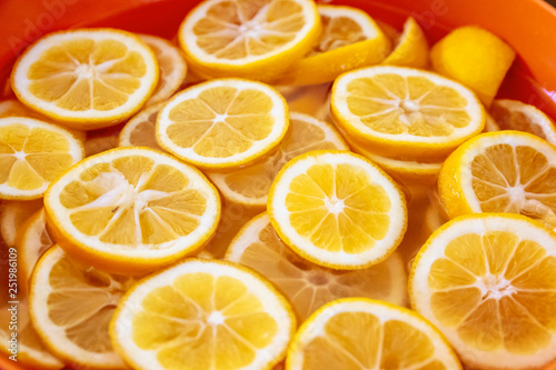 Citrons en tranches pour confiture, limonade, citronnade, saison estivale