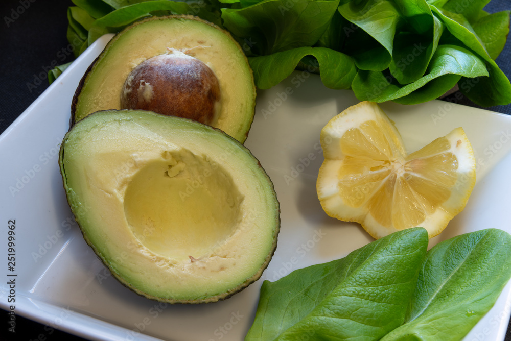 Fotografie avocado tagliato nel piatto