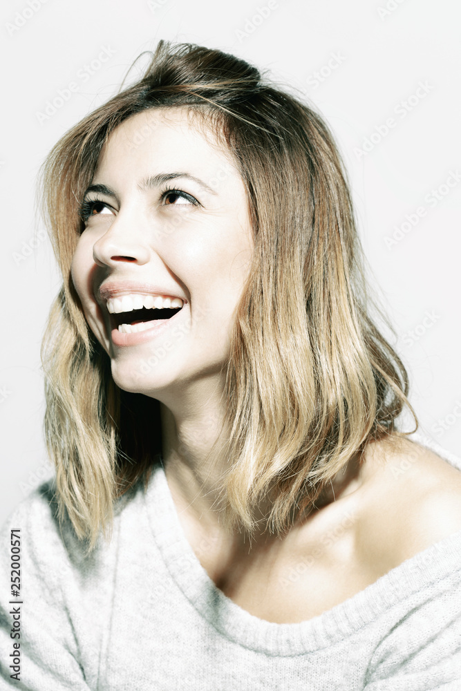 Naklejka premium smiling portrait of a beautiful girl