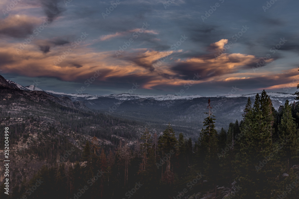 Fototapeta premium Yosemite with Clouds
