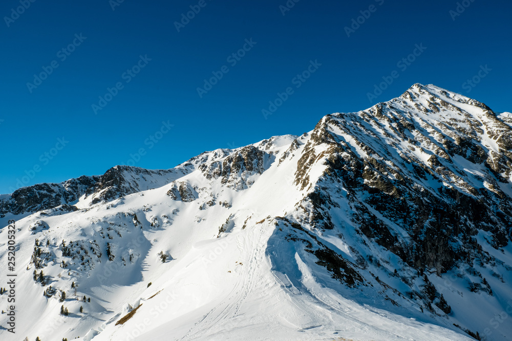 Schneebedeckter Gipfelgrat im Winter in den österreichischen Bergen