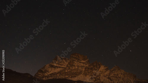 Montagne Dolomiti con neve di notte con cielo stellato