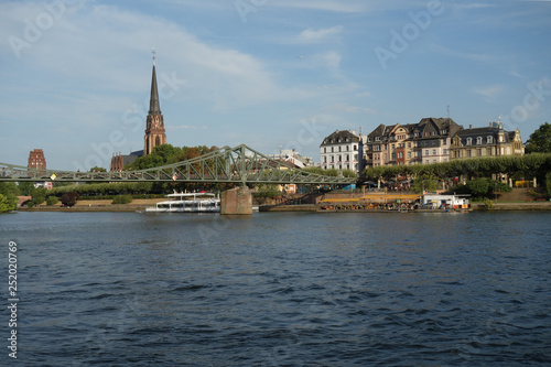 フランクフルト マイン川越に見るアイゼルナー橋とドライケーニヒ教会の遠景
