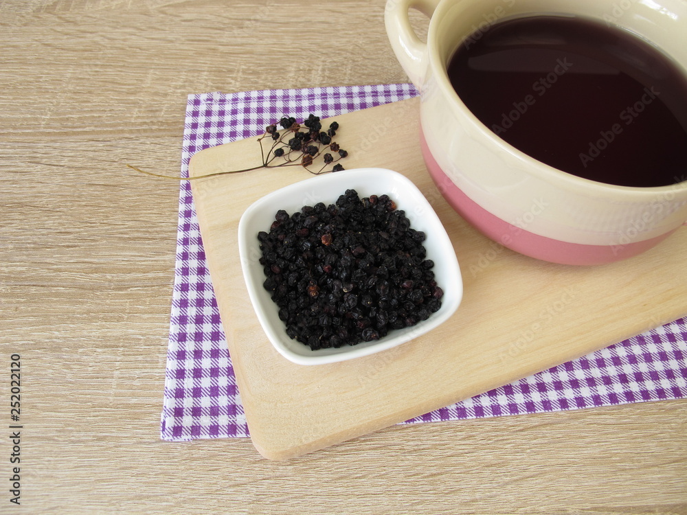 Dunkel violettes Färbebad aus getrockneten Holunderbeeren Dunkel violettes Färbebad aus getrockneten Holunderbeeren