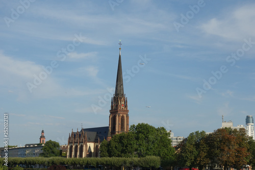 アイゼルナー橋から見たドライケーニヒ教会とドイツ騎士団教会の遠景とその背後を飛ぶ二機の旅客機