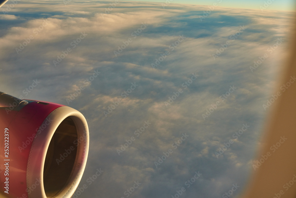Φωτογραφία A view through the window of the turbine illuminator of an airplane flying over