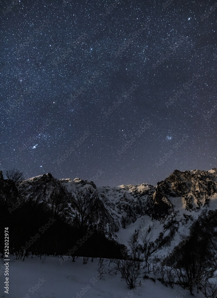 Obraz premium 一之倉沢から谷川岳冬の星空