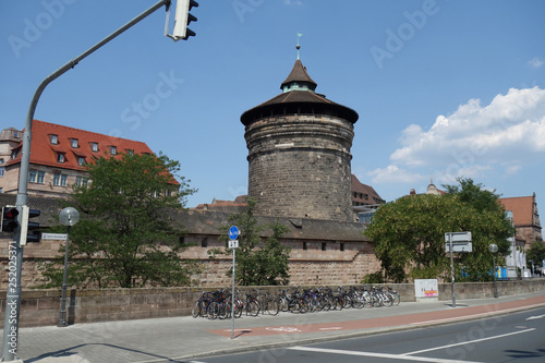 ドイツ　ニュルンベルク　ニュルンベルク中央駅を出て正面に見えるカイザーブルク城の城壁とフラウエントーア塔