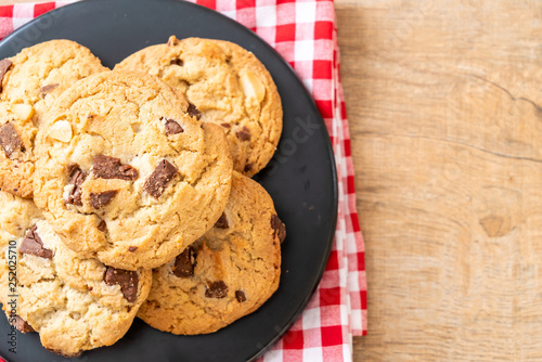 cookies with chocolate chips