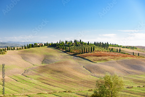 Die Crete Senesi ist eine beeindruckende Landschaft in der Toskana südlich von Siena. Sie ist geprägt von hügeligen Feldern. photo