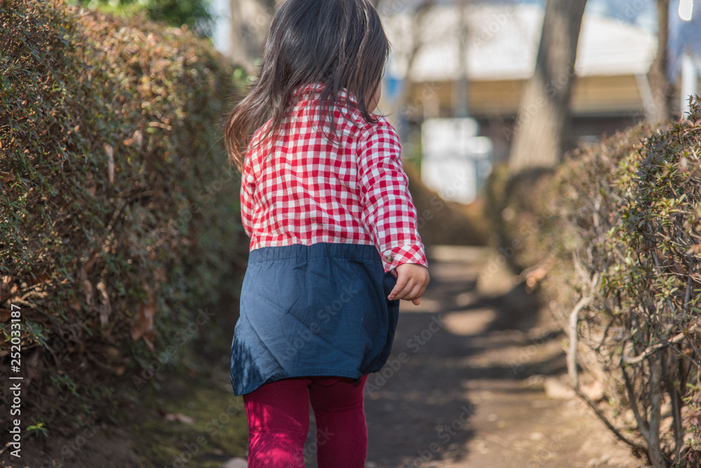 細い道を歩く子供の後ろ姿 Stock Photo Adobe Stock