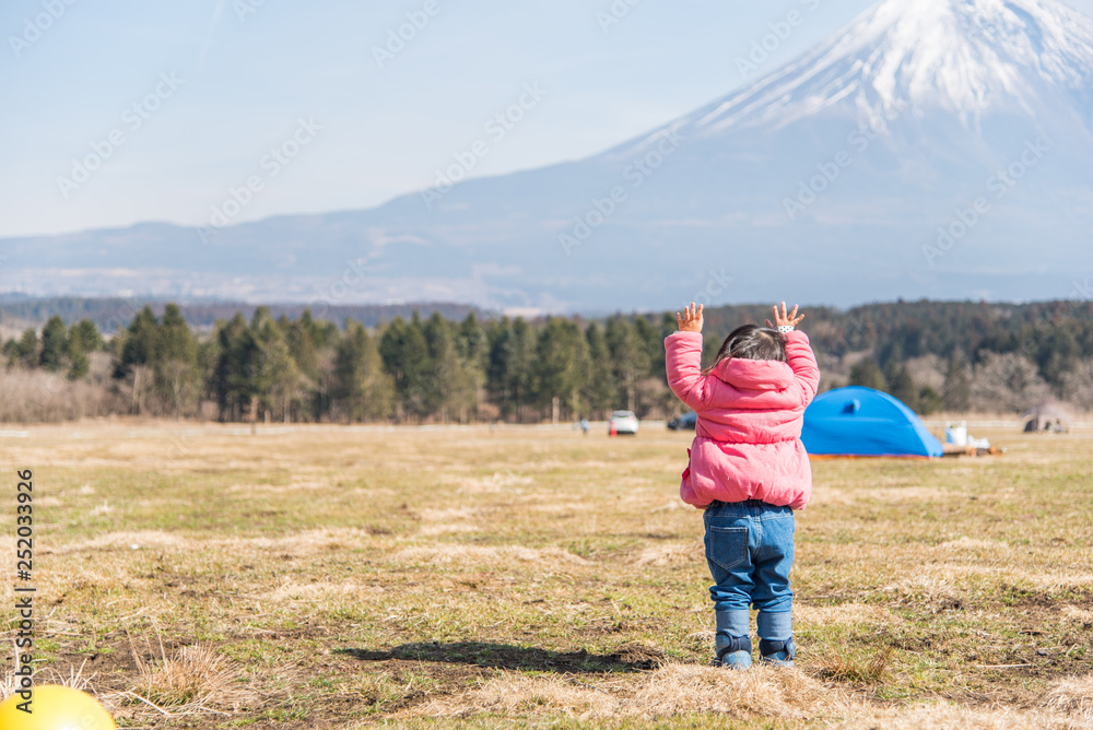 キャンプ場で遊ぶ子供