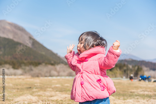 キャンプ場で遊ぶ子供