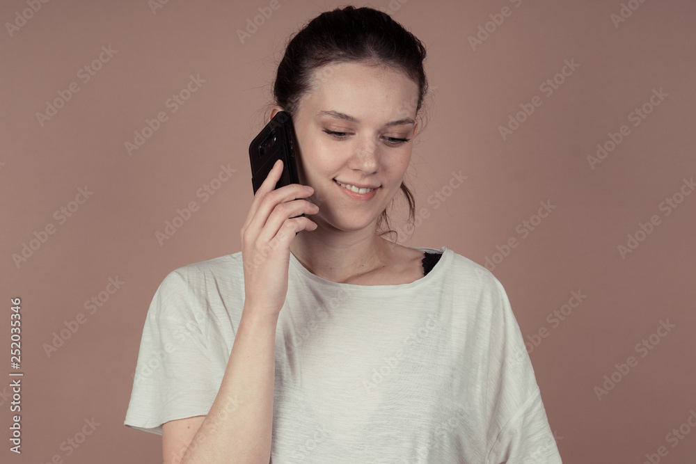 Cute girl Chats with friends Cute girl Chats with friends