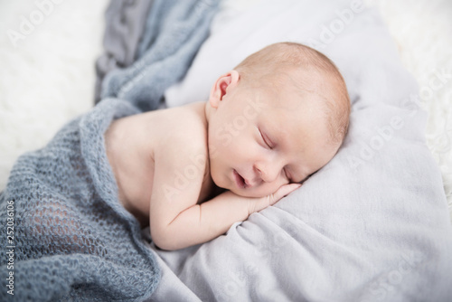 Neugeborenes schläft friedlich mit Teddy