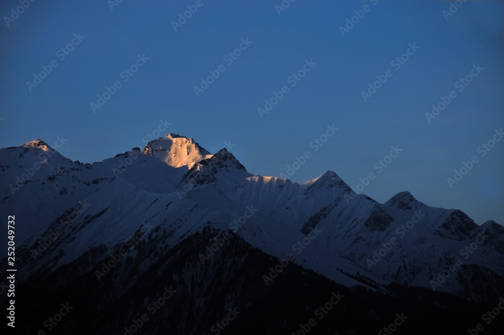 Fototapeta premium Berge im Moregenlicht